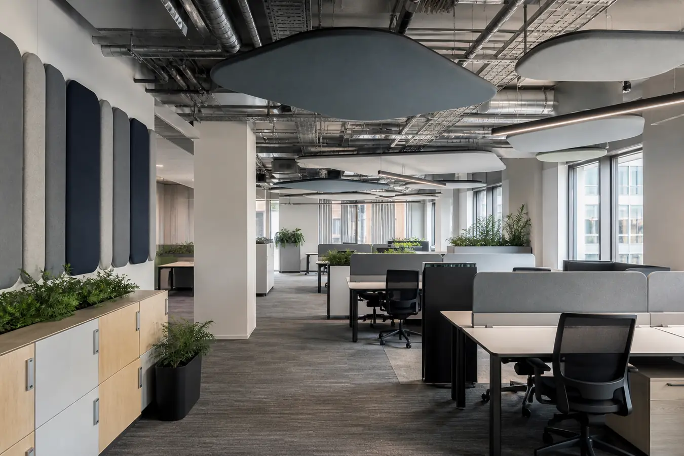 Open space traité avec panneaux acoustiques muraux et îlots de plafond en Ile-de-France