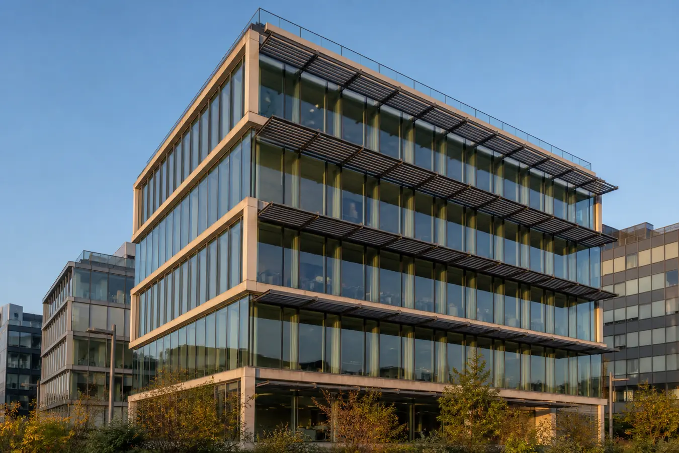 Immeuble de bureaux en Ile-de-France avec stores extérieurs et vitrages traités