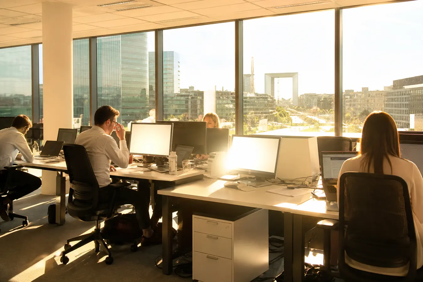 Open space de bureaux en Île-de-France sans film solaire, baies vitrées éblouissantes et chaleur