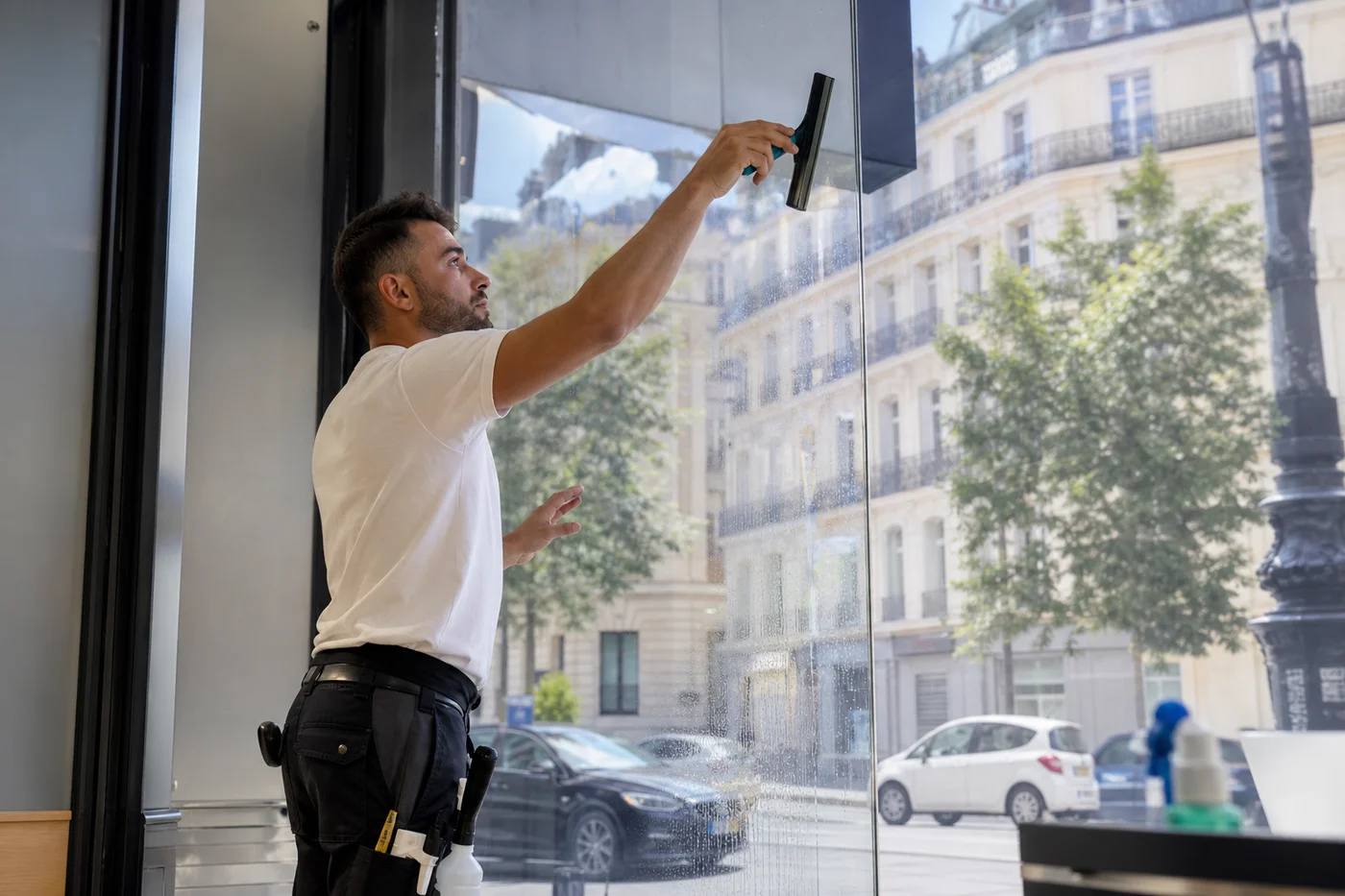 Pose professionnelle de film sur vitrage en site occupé